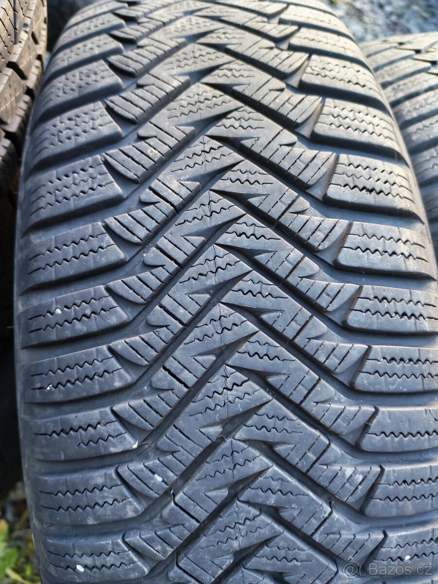 Prodám 2ks zimních pneu 215/65/16 Laufenn - 2