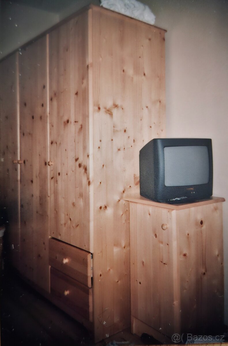 Prodej. Postel, noční stolek,skříně, komoda. - 2