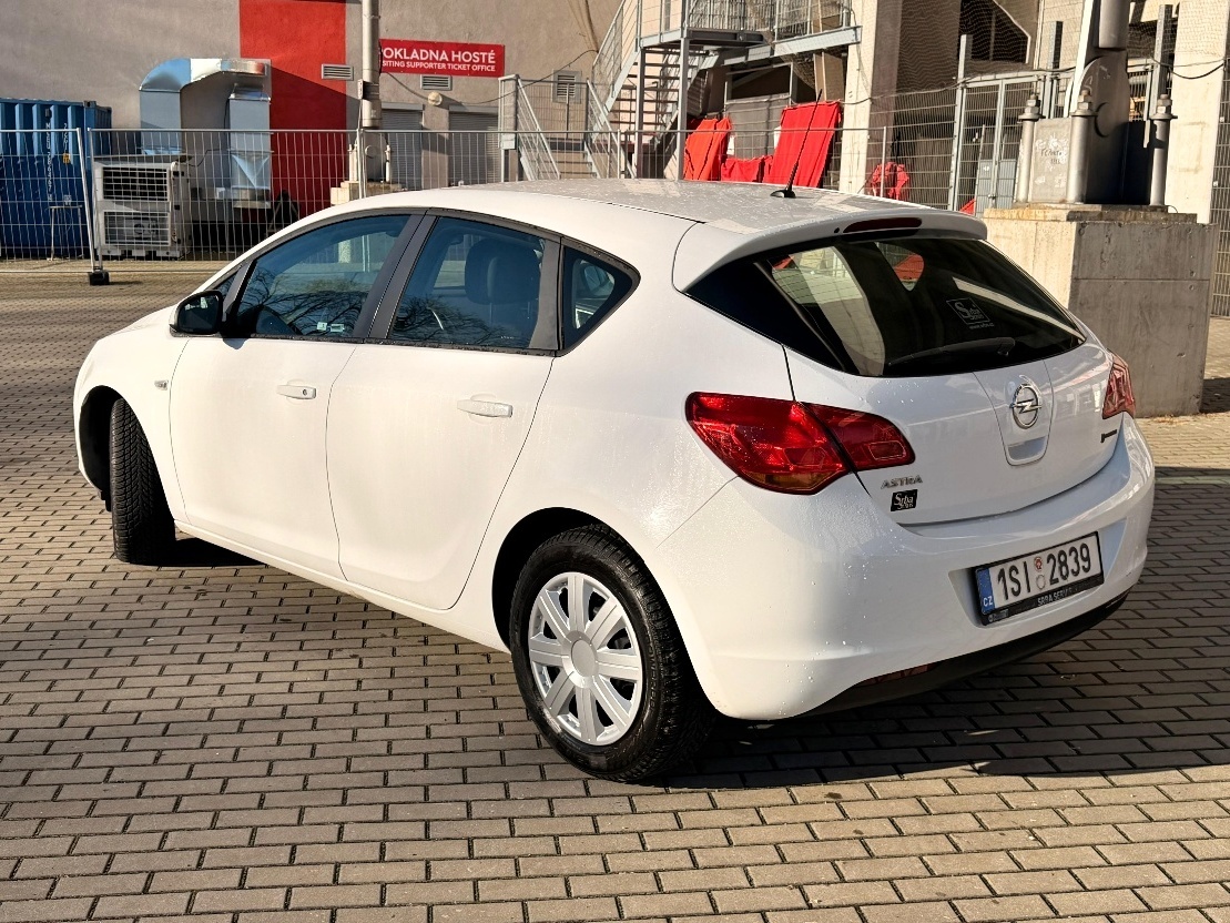 OPEL ASTRA 1.4i 74kW 7/2010 ALU, Klima, Původ ČR, L/Z kola - 2