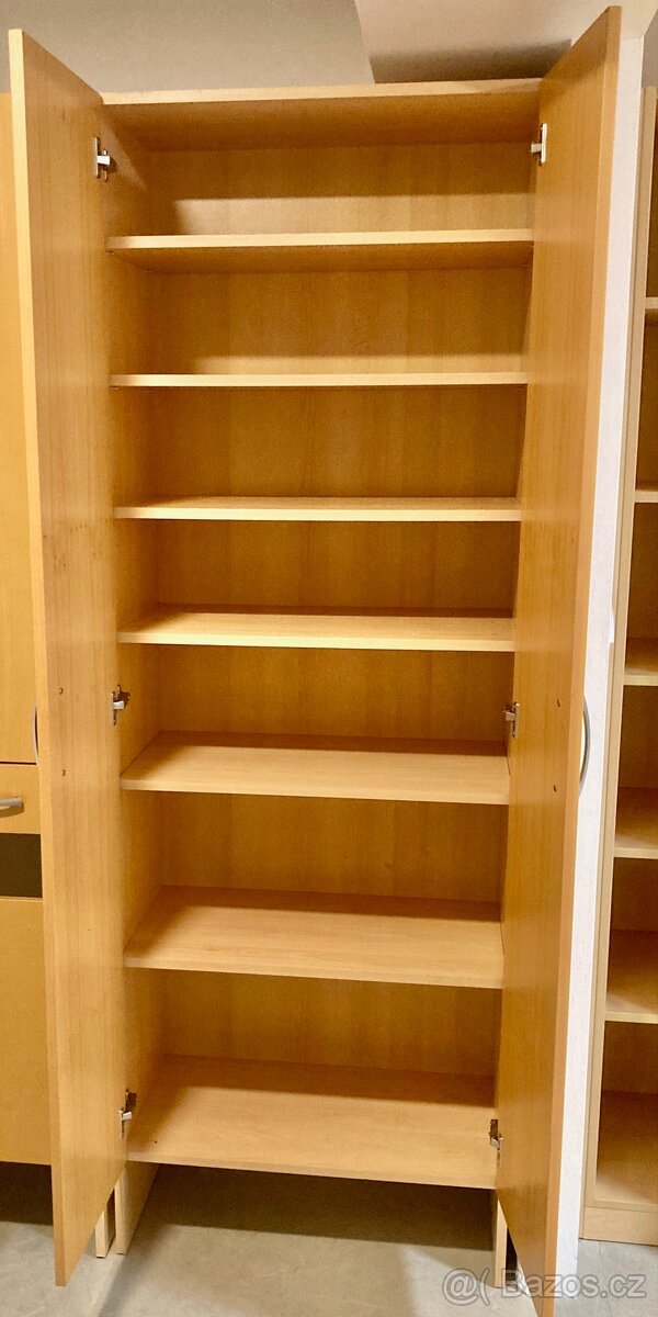 Prodám pěknou policovou skříň - 2