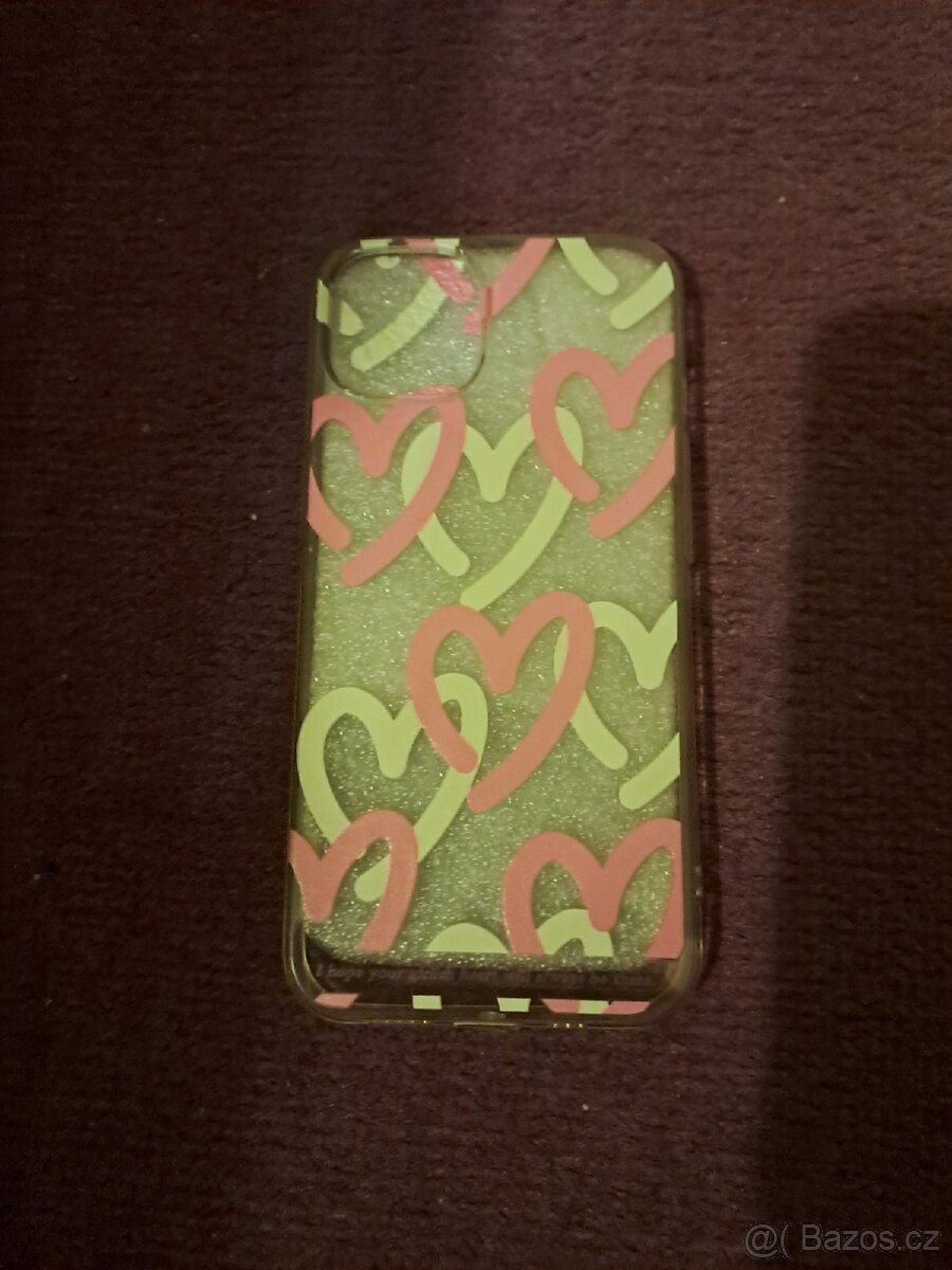 Kryt na iPhone 13 se srdíčky zdarma - 2