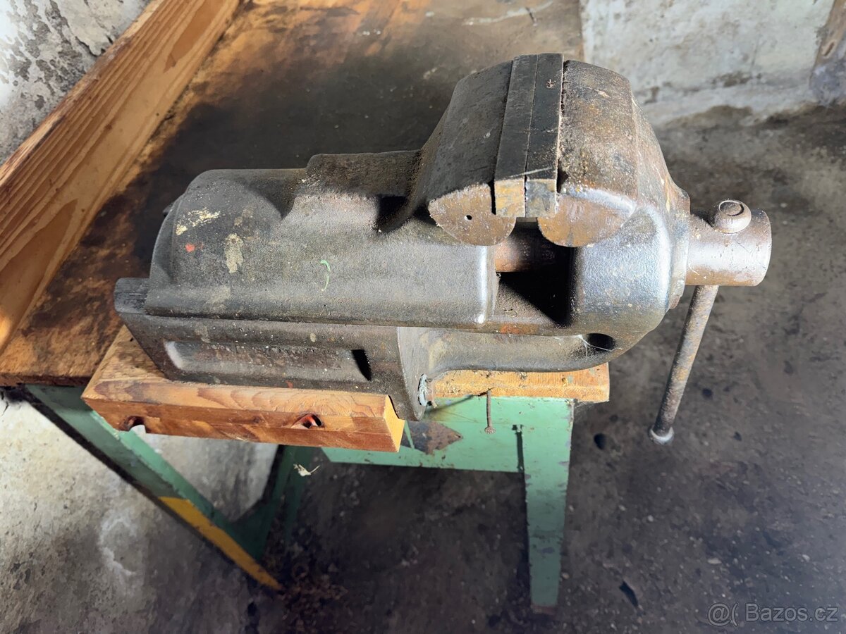 Dílenský ponk se svěrákem - 2