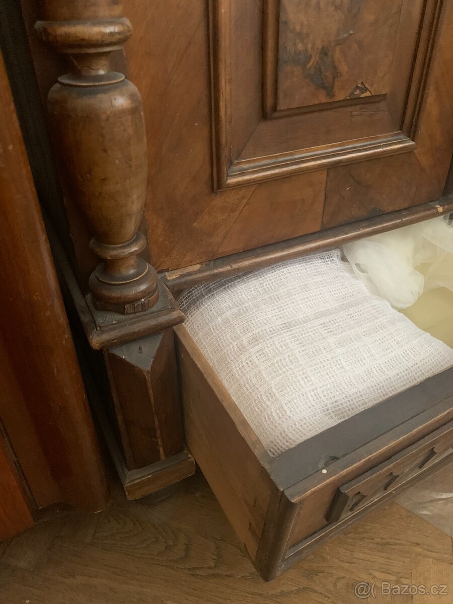 Vyřezávaná historická dřevěná skříň - 2