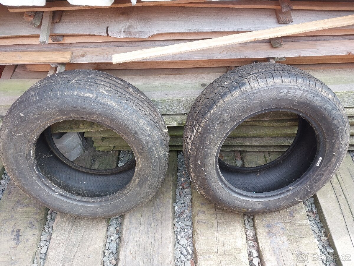 Pneu 235/60 R 16 - 2