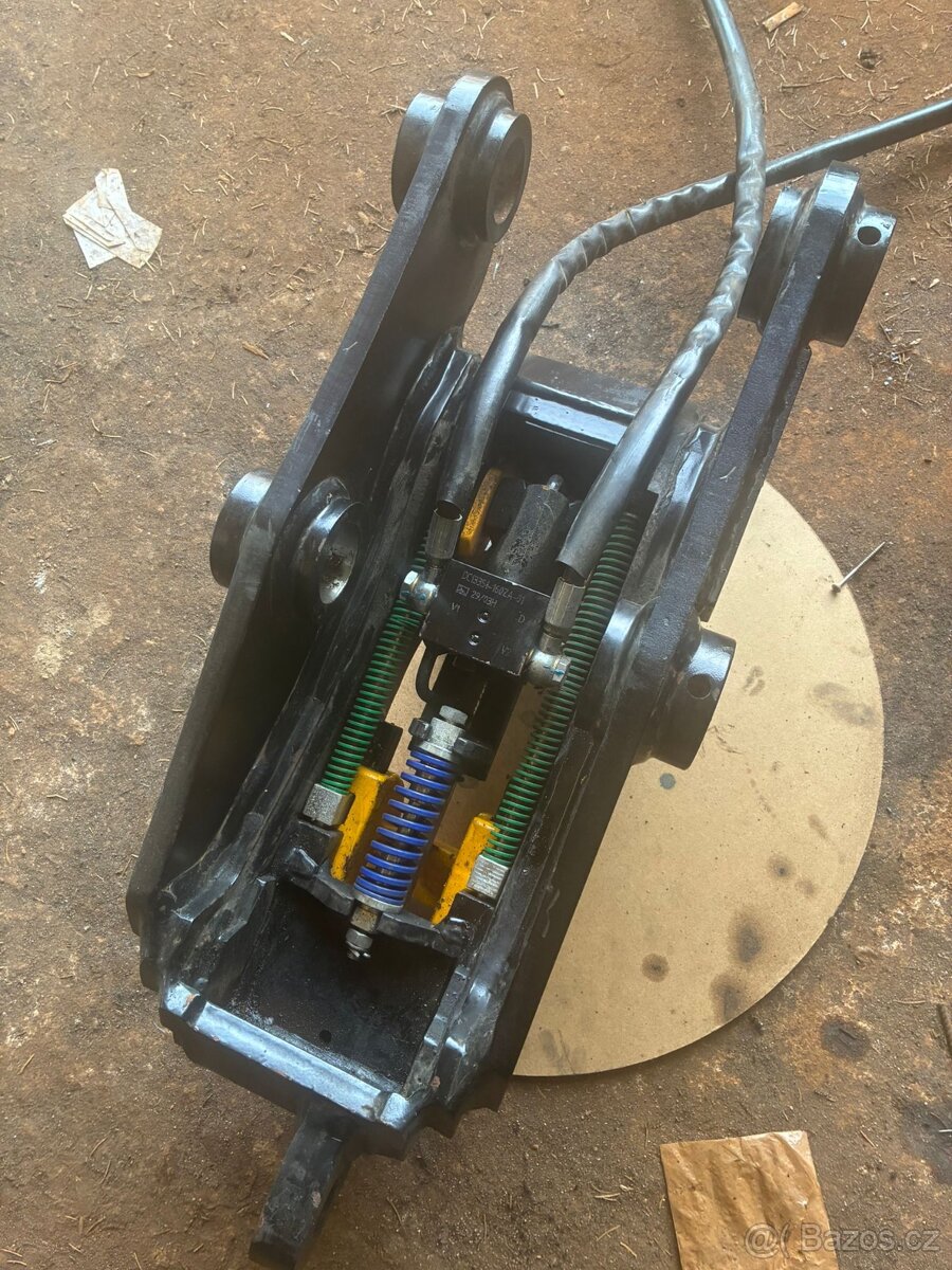 nový hydraulický rychloupínač JCB - 2