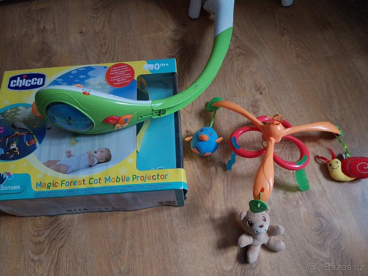 Kolotoč nad postýlku s hudbou a projektorem - 2