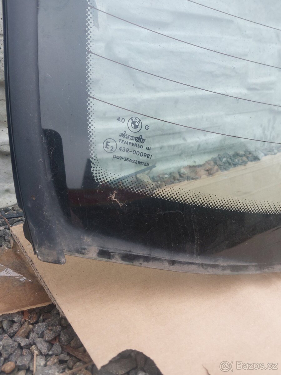 BMW e32 zadní sklo - 2