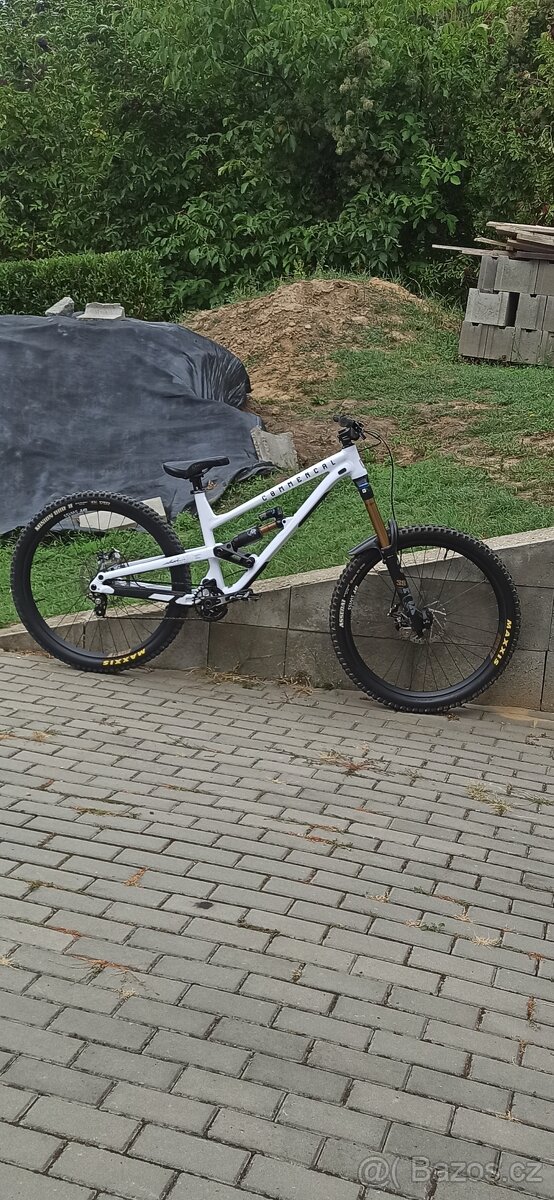Commencal Clash 2025 Top stav - 2