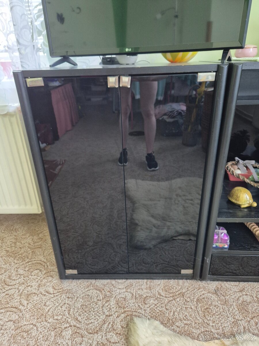 Černá obývací stěna s vitrínou - 2