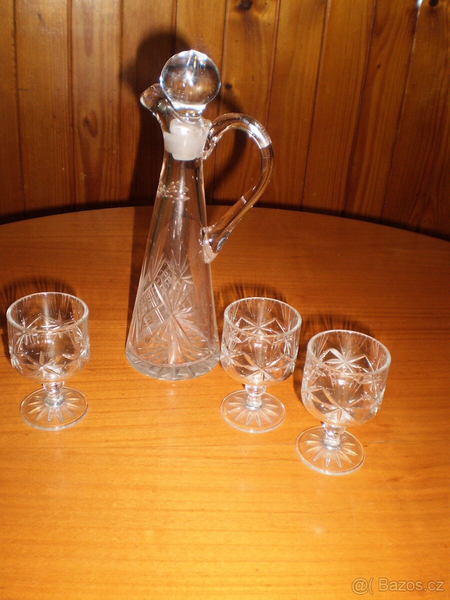 broušené sklo - malá karafa a 3 ks štamprlata broušená - 2