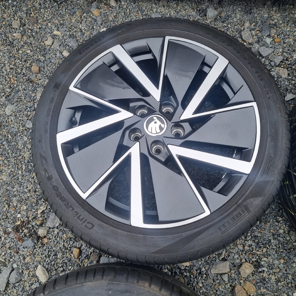 ŠKODA Octavia IV R18 pneu 225/45/18 - 2