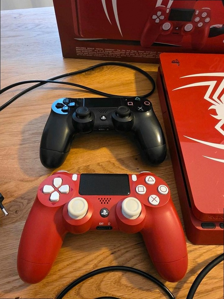 PS4 Slim 1TB Spider-Man Limited Edition - 2
