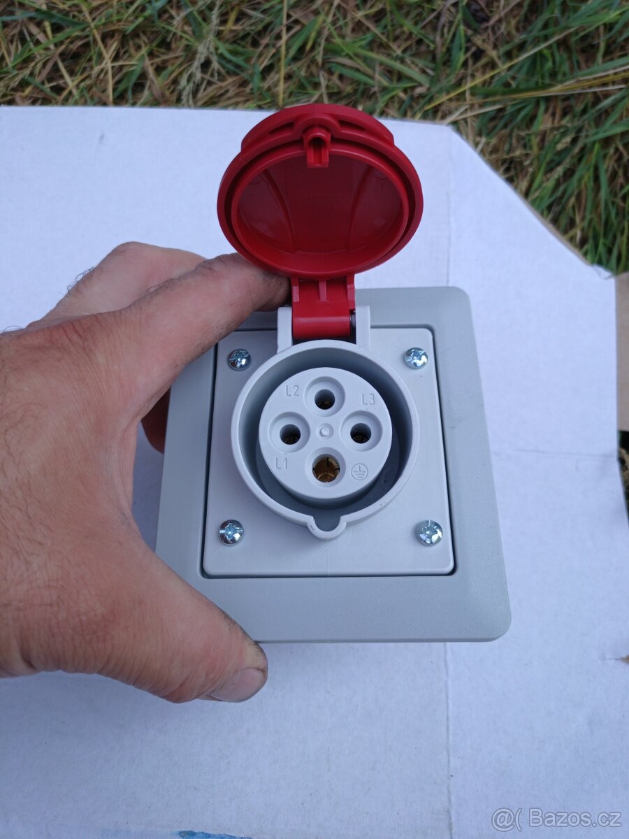 Zásuvka 16A/400V 3P+Z - 2