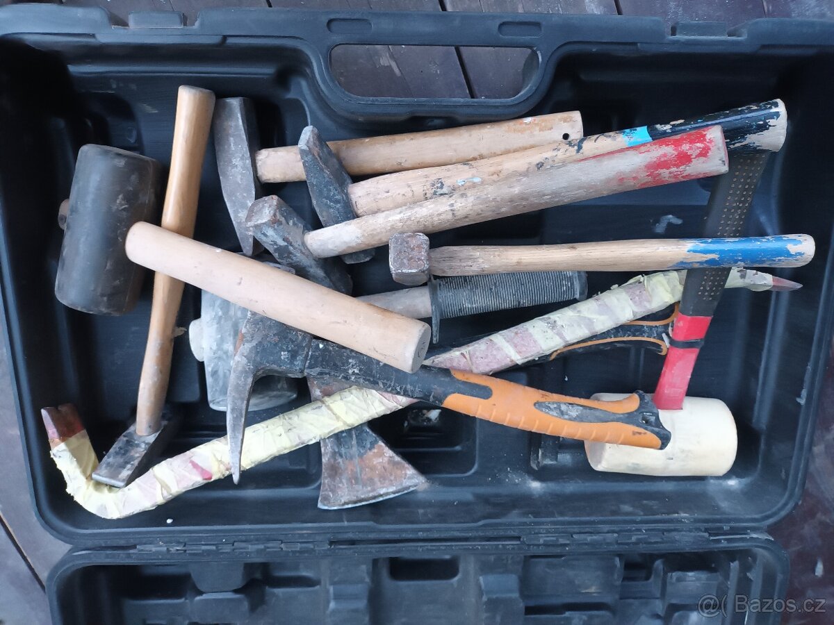 Sada ruční nářadí spolu s kufrem.Cena za celou sadu. - 2