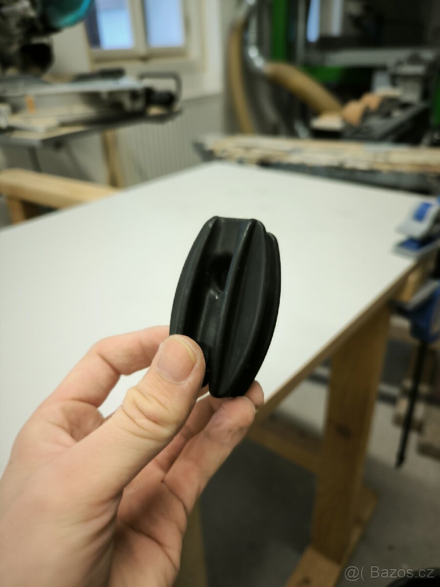 Rohový izolátor pro elektrický ohradník - 2