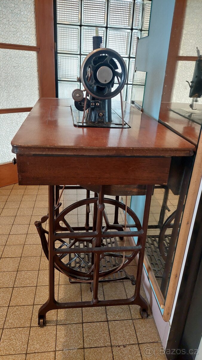 Šlapací šicí stroj Ideal - 2