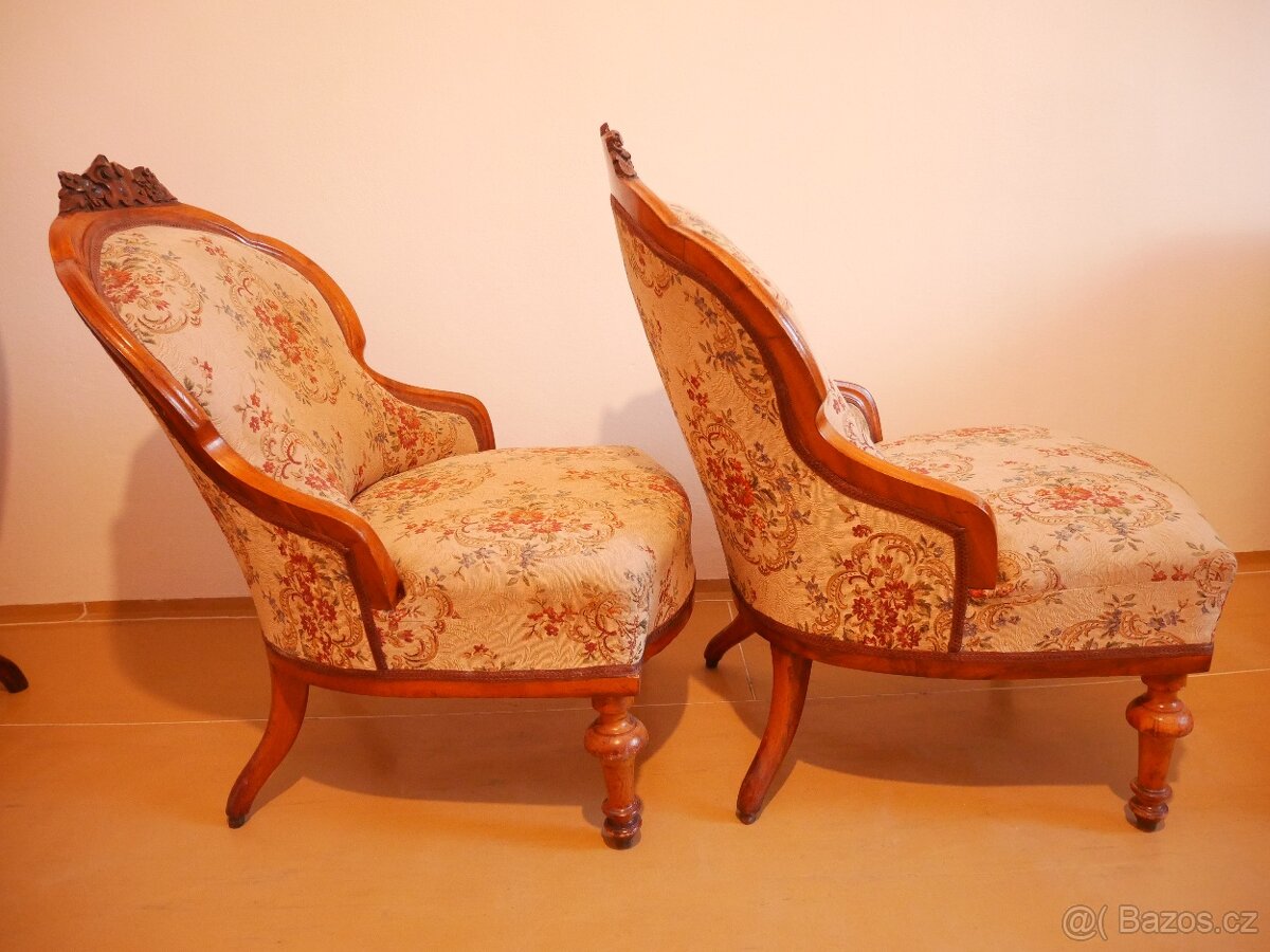 Půvabná secesní řezbovaná křesílka z masivu s květinami,2 ks - 2