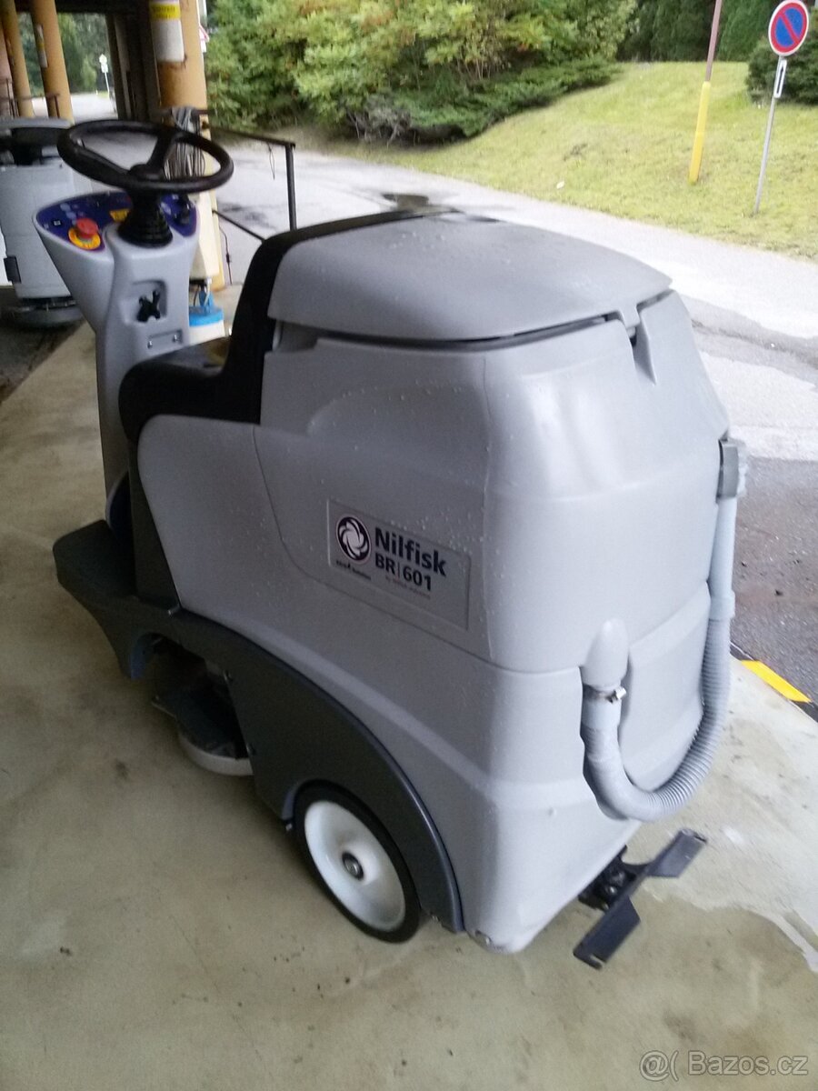 Podlahový mycí stroj Nilfisk BR 601 se sedící obsluhou - 2