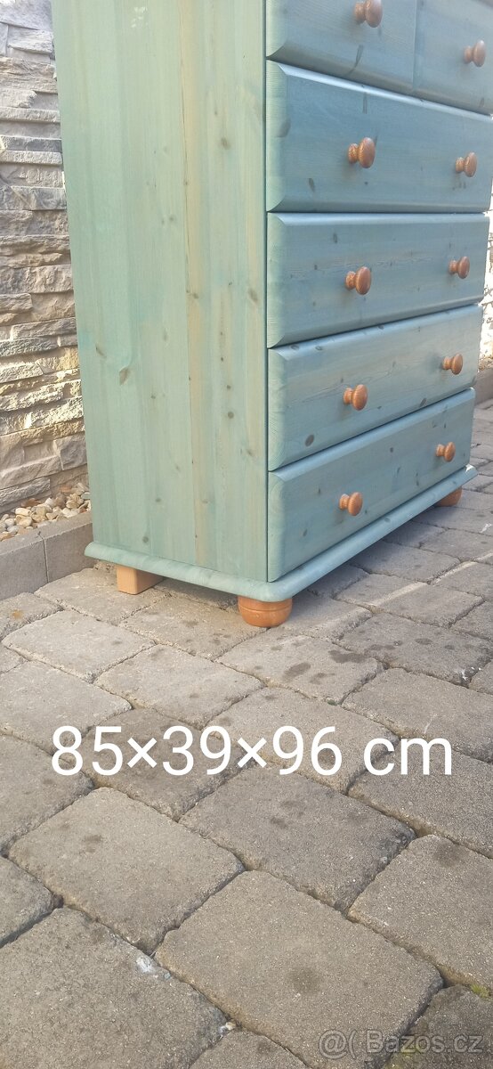 Dřevěná komoda se zásuvkami - 2