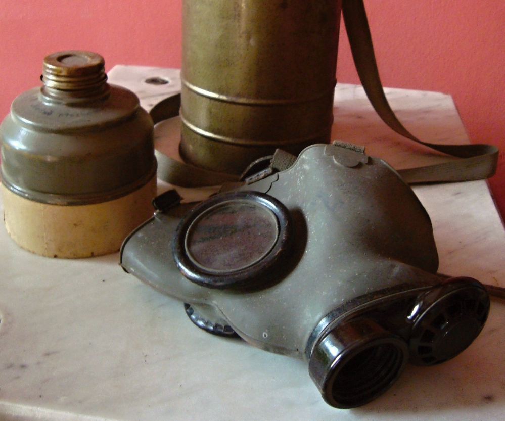 Plynová maska v kovovém pouzdře z 50. let - 2