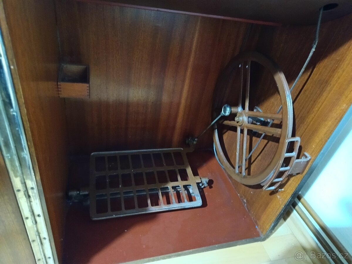 Prodám skříňový zachovalý funkční šlapací šicí stroj LADA - 2