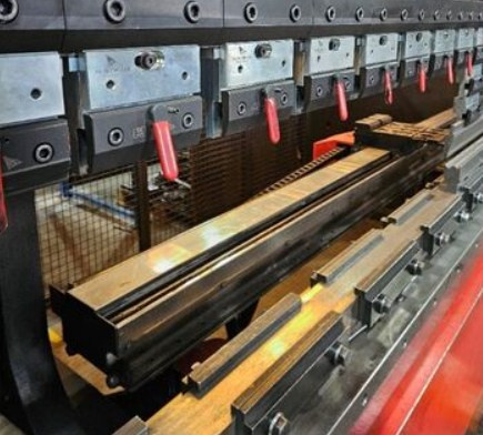 Lisy - ohraňovací AMADA 4100 - 2