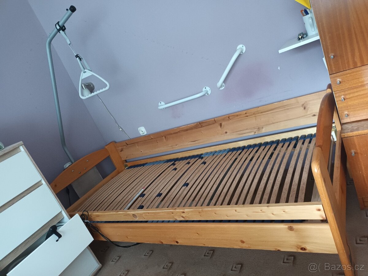 Postel, elektrický polohovatelný rošt, hrazda k lůžku - 2