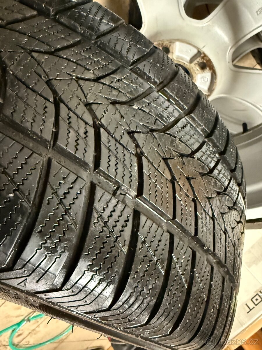 PNEU Imperial 215/45/18 - 2