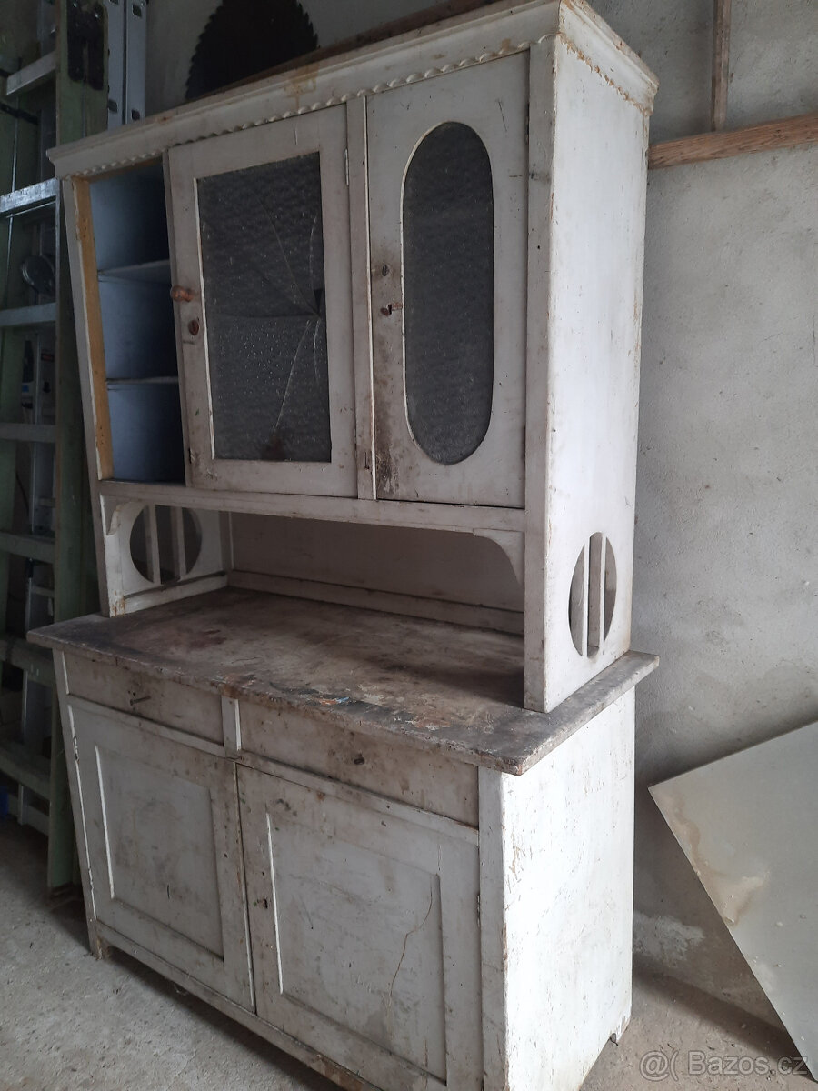 Stará kredenc k renovaci - 2
