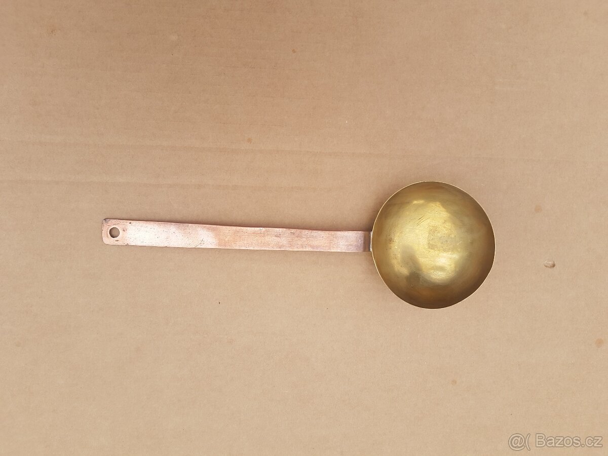 Starou mosaznou naběračku, - 2