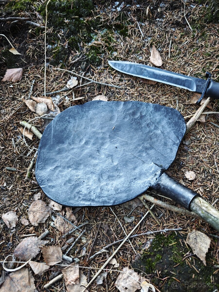 Ručně kovaná pánvička. - 2