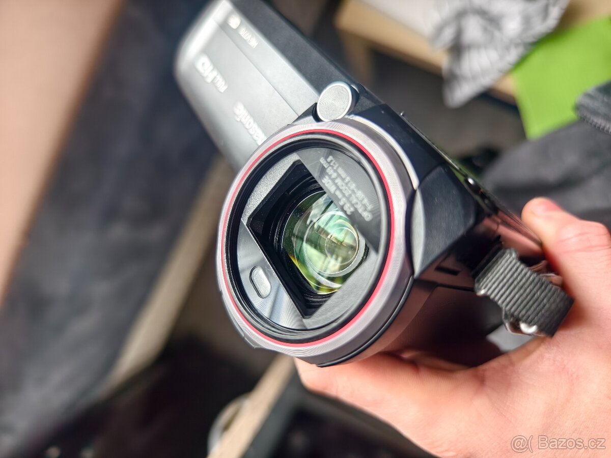 Panasonic HC-V770 50x zoom - 2