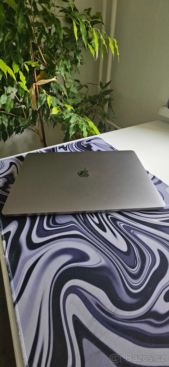 MacBook Pro 15" 2019 Space Gray – i9, 16GB RAM, 512GB - 2