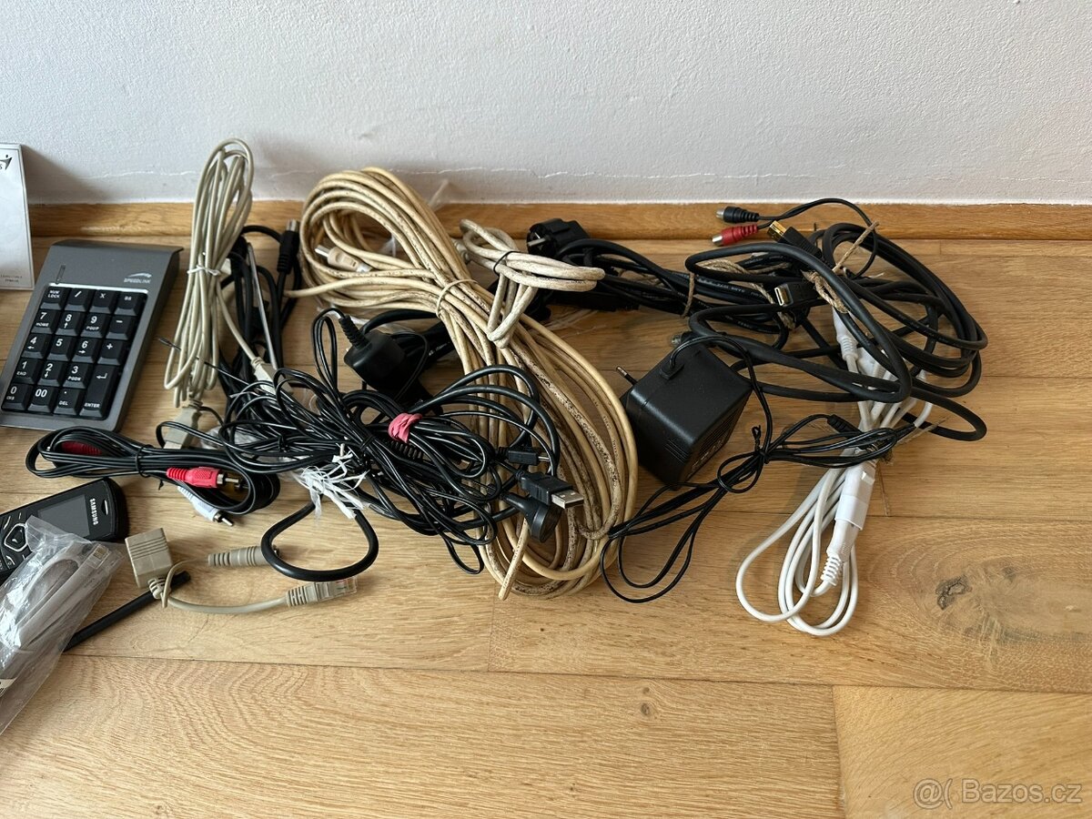 Mix kabelů, adaptérů a PC příslušenství – celá krabice - 2