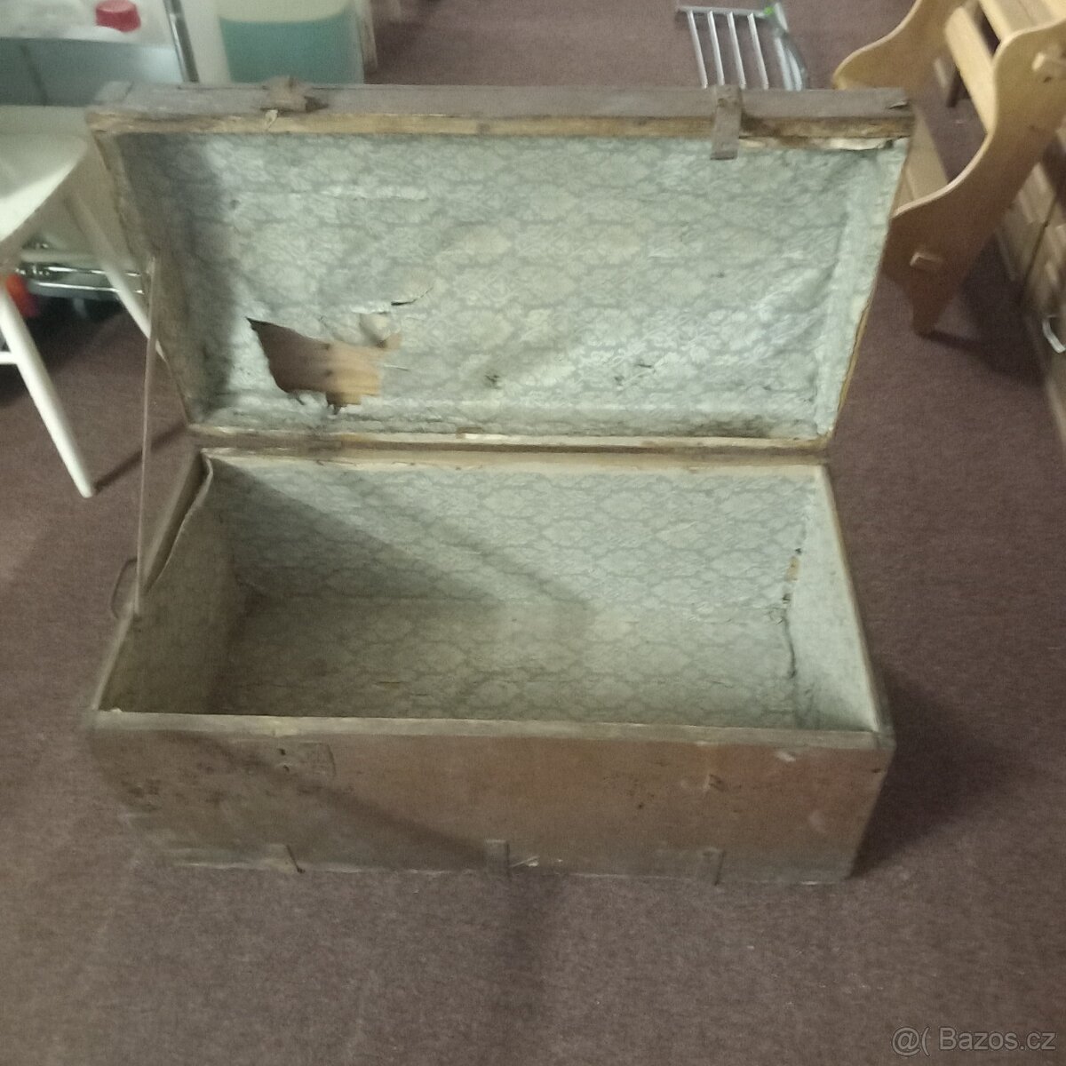 Dřevěná truhla. - 2