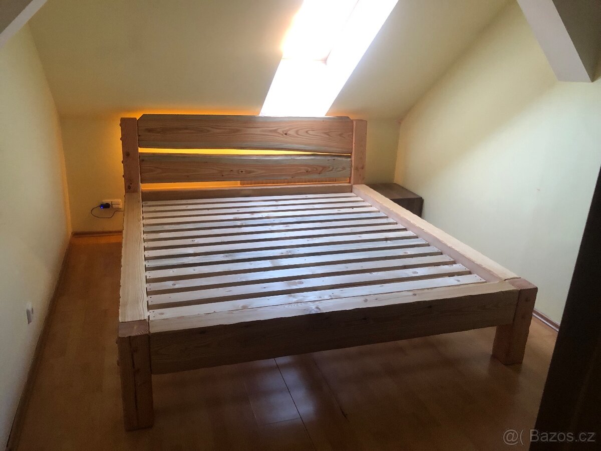 Masivní modřínová manželská postel na míru - 2