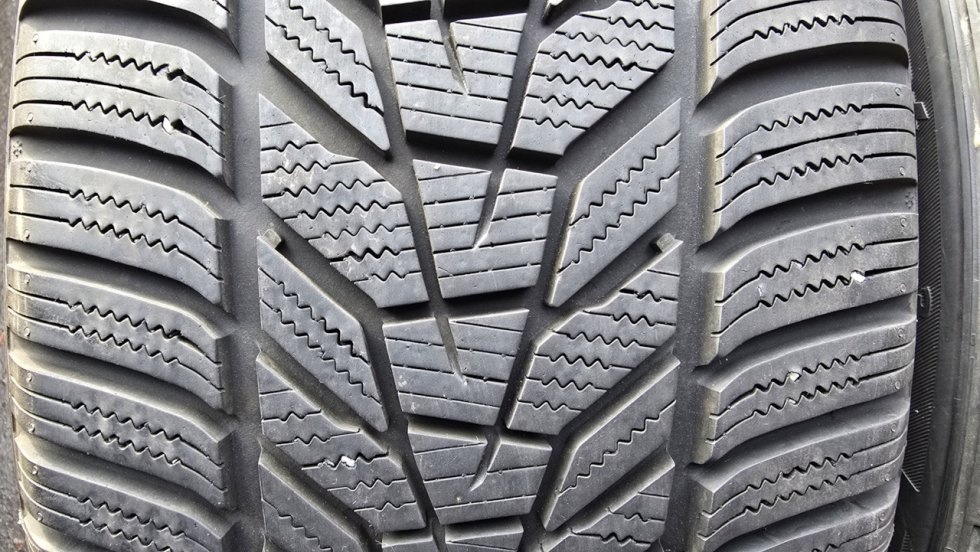 Zimní pneu 245/40/19 Hankook - 2