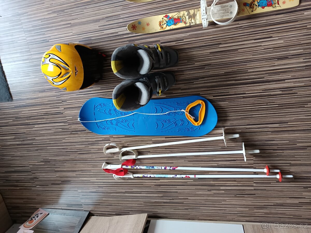Lyže hůlky snowboard helma - 2