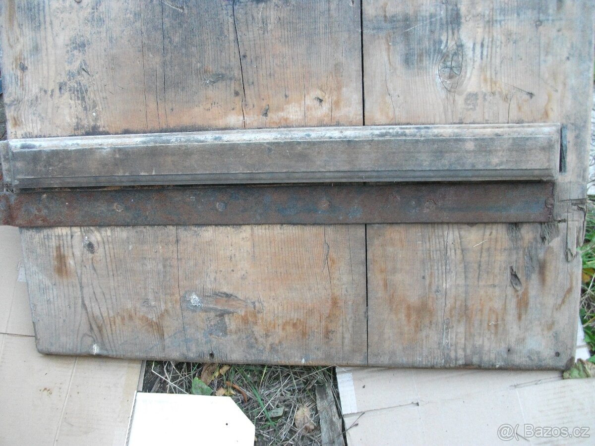 Staré masivní dveře s kováním - 2