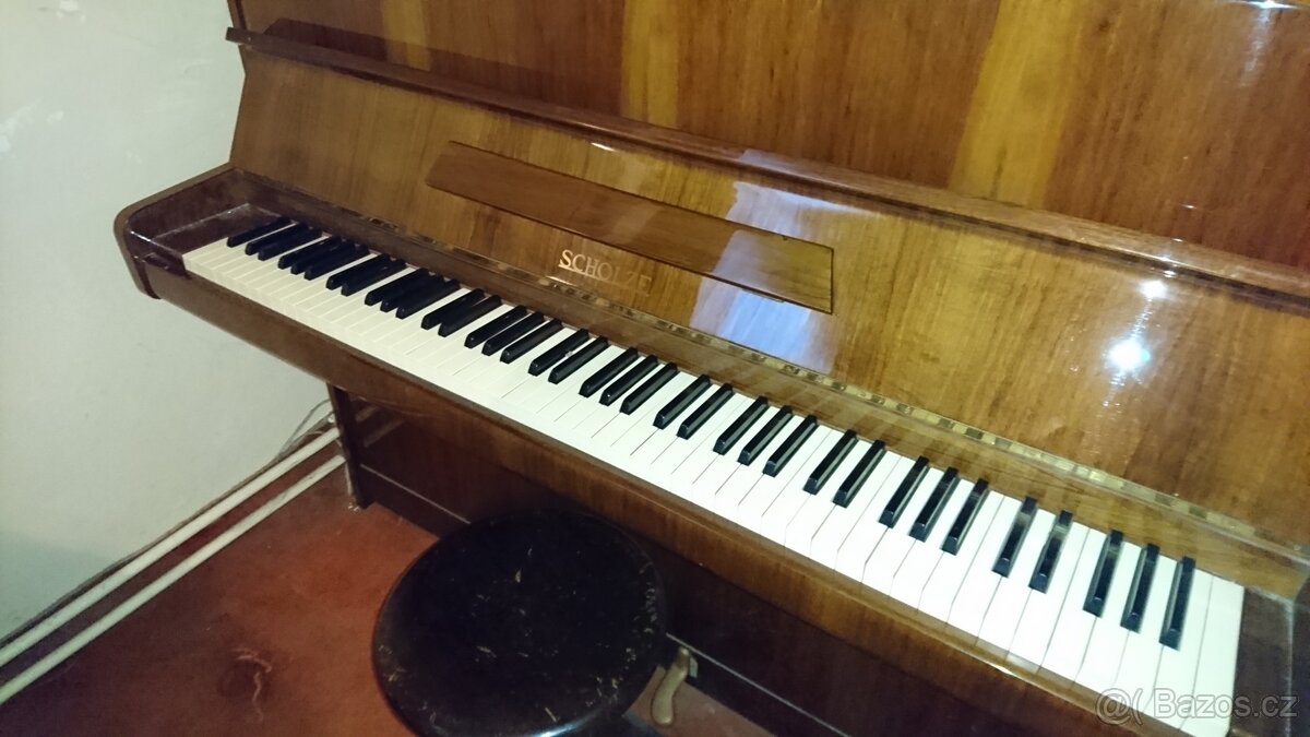 pianino značky Scholze - 2