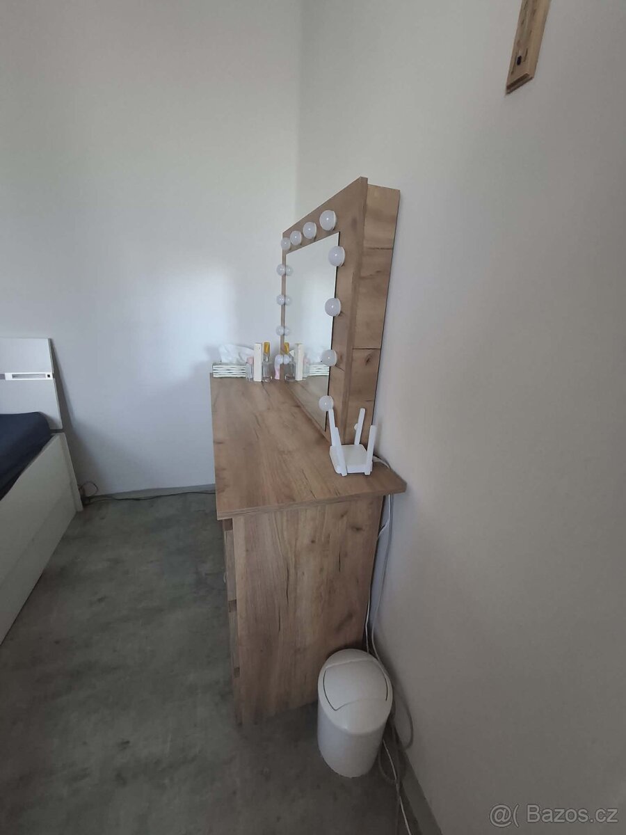 Kosmetický stolek - 2