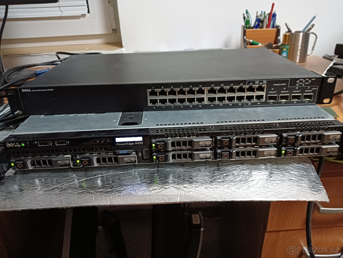 Hromada starších PC, serverů a komponentů - 2