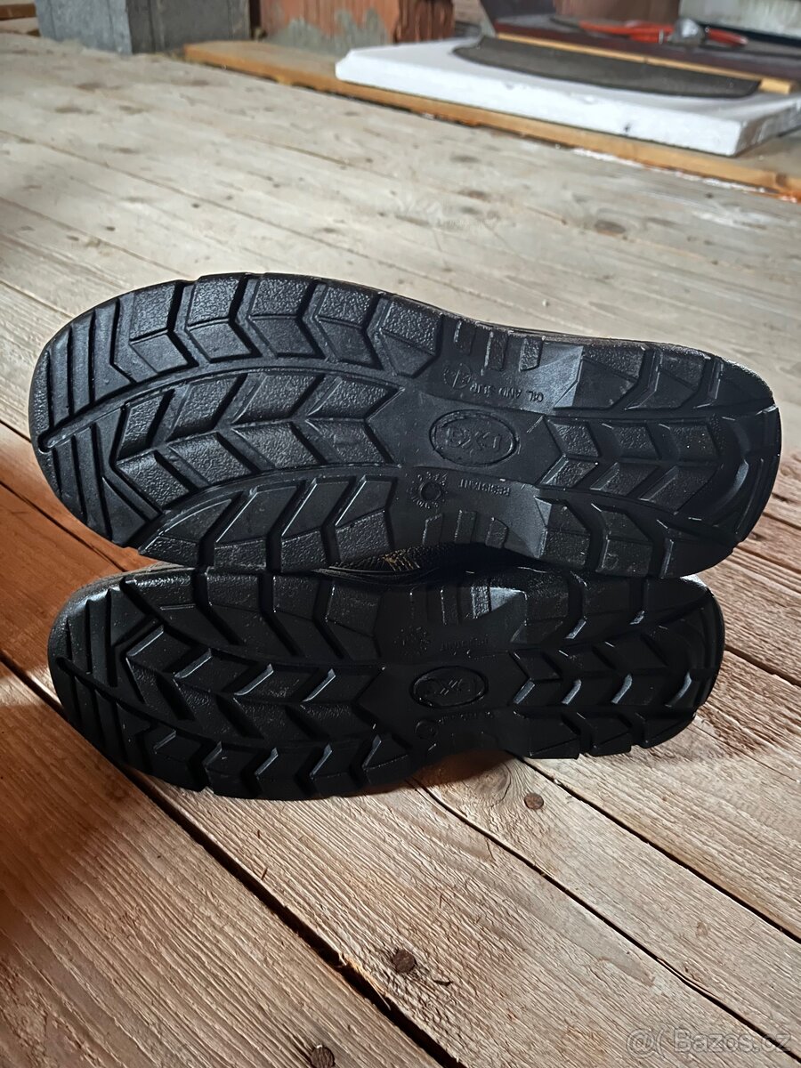 Vysoká pracovní obuv vel.44 - 2