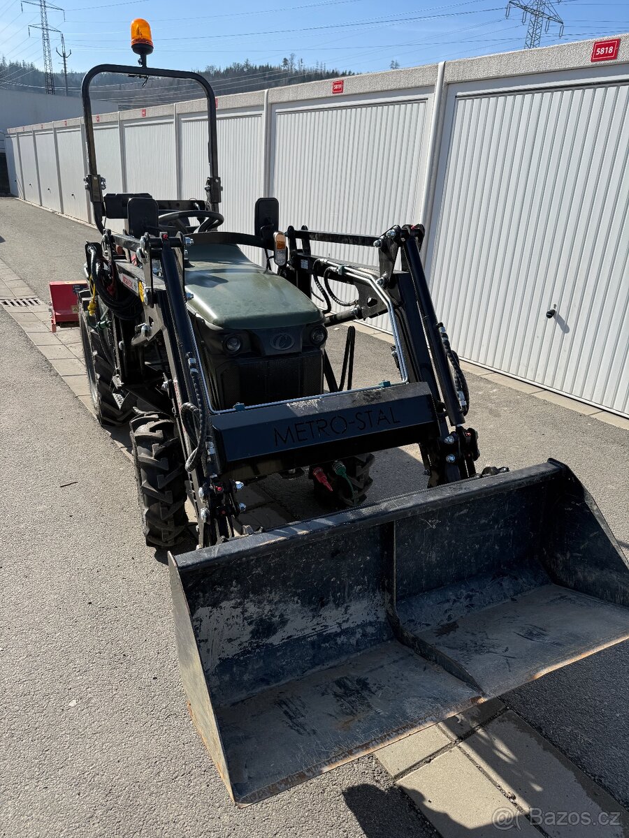 Malotraktor Captain 263 s čelním nakladačem s TP - 2