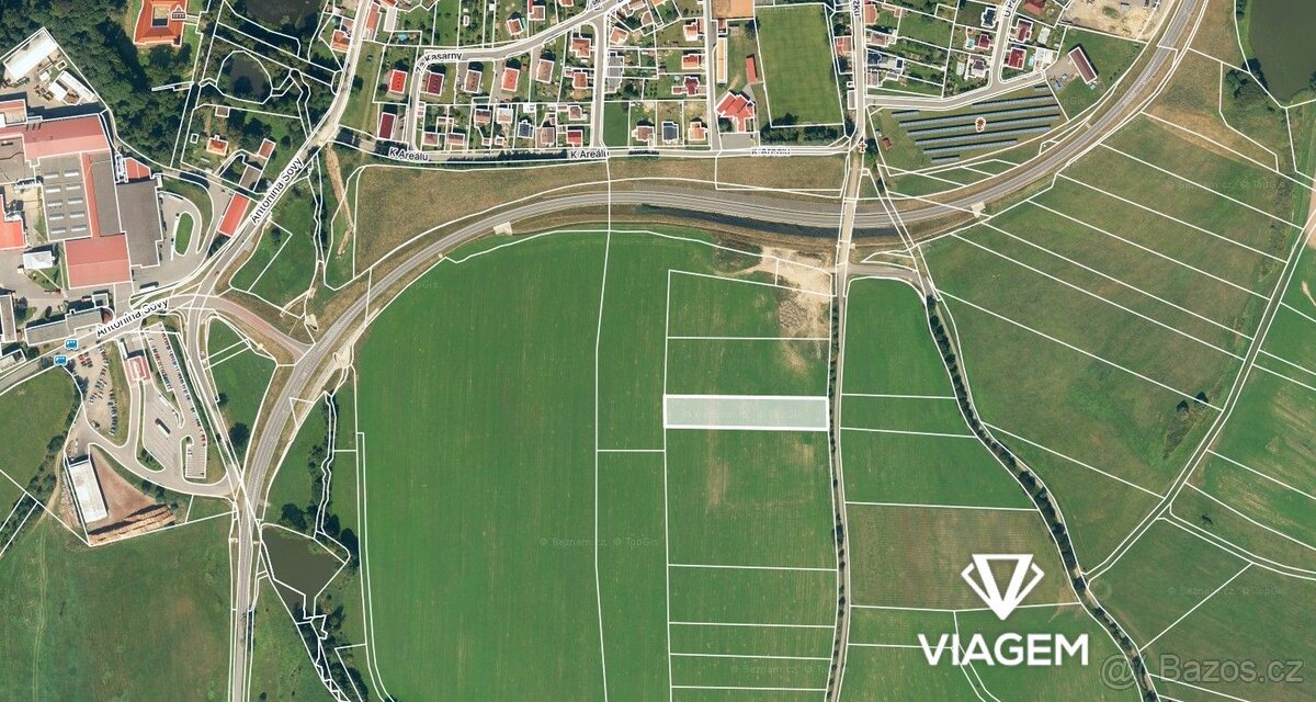 Pole 3 796 m² - 2