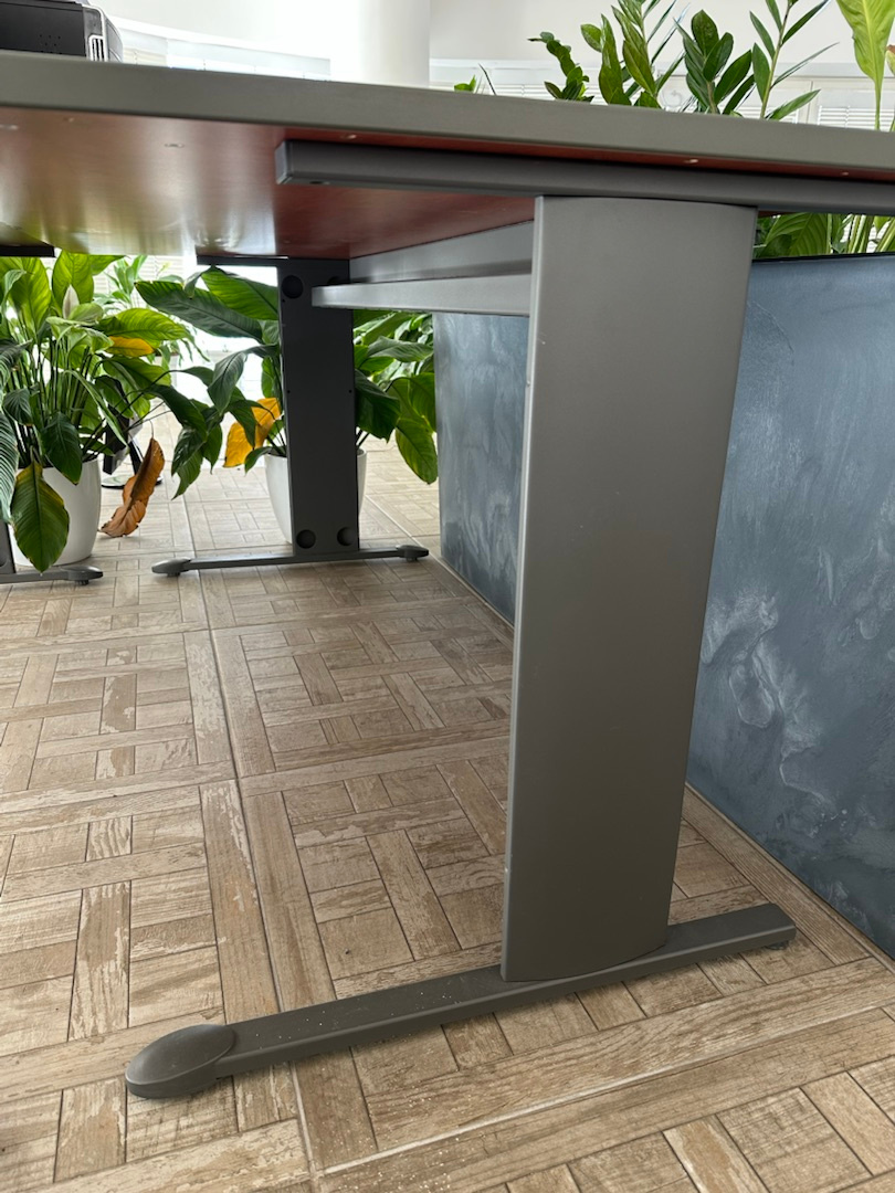 Kancelářský stůl - 2