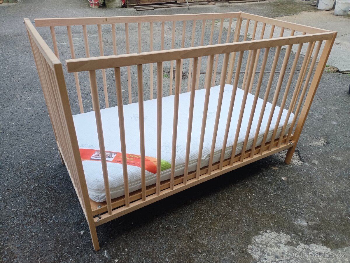 Dětská postýlka včetně příslušenství. - 2