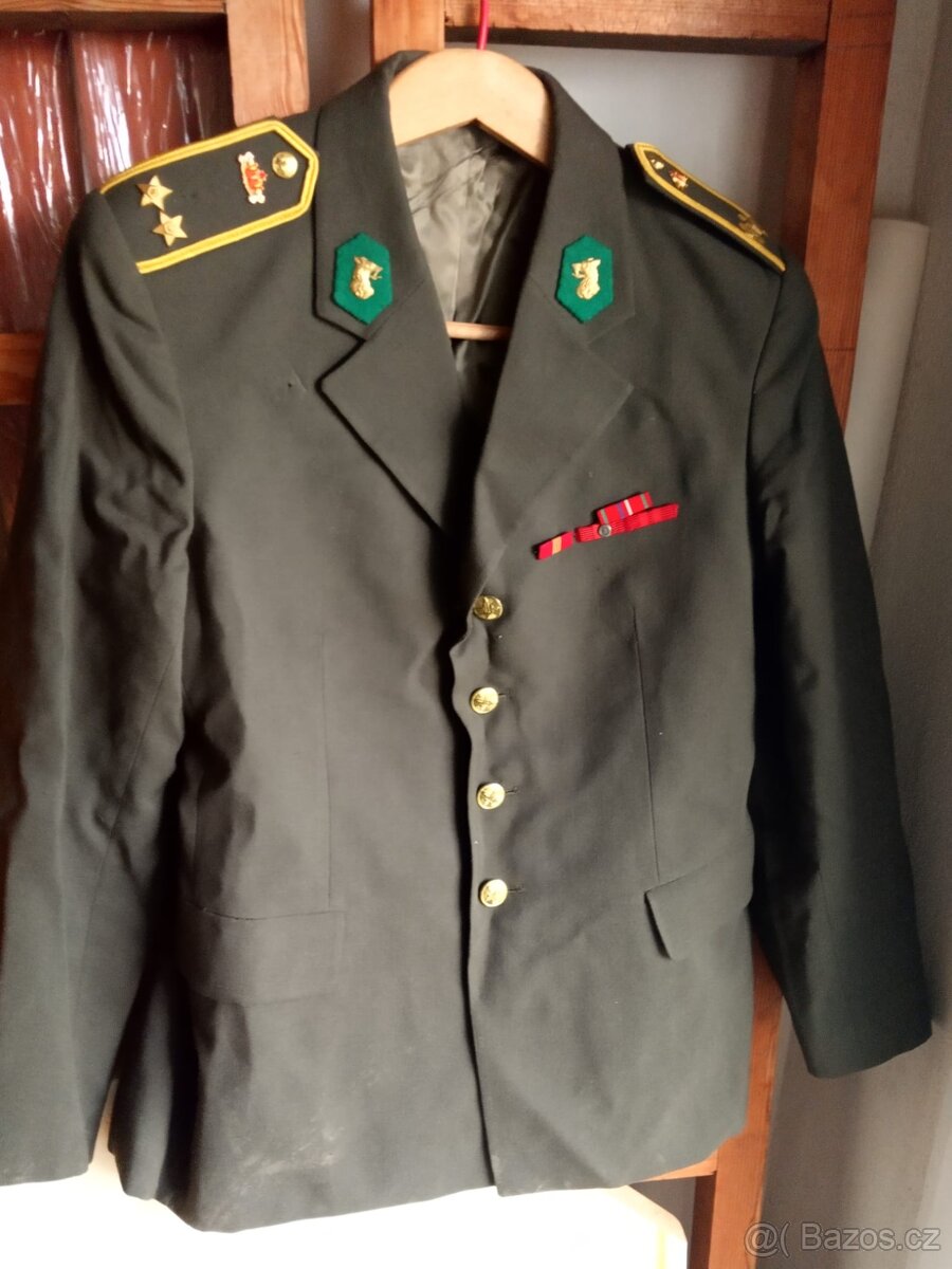 Vojenské uniformy v dobrém stavu - 2