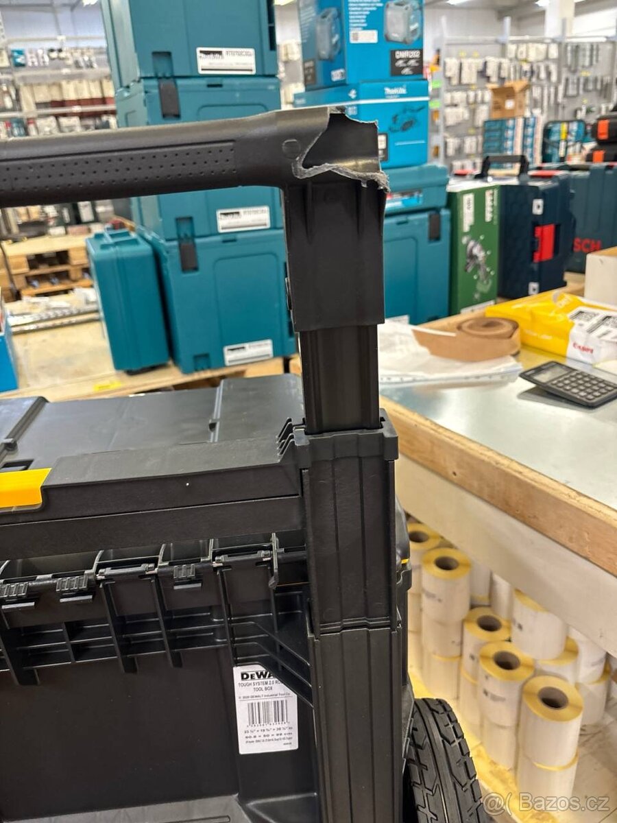 DeWALT Kufr DS450 s kolečky, IP 65 (objem 60 litrů) DWST8329 - 2