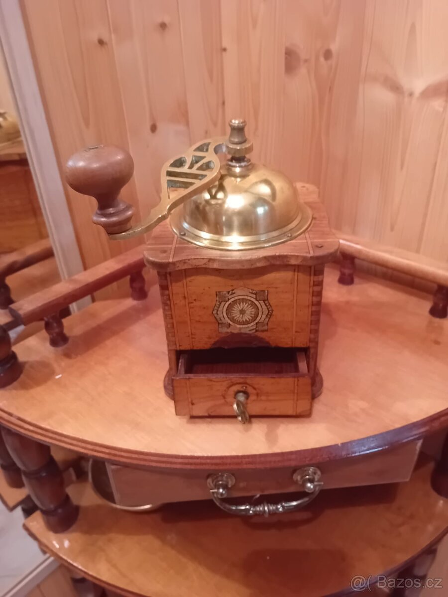 Starožitný mlýnek na kávu - 2